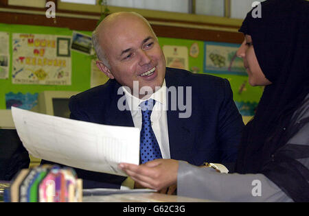 Conservative leader, Ian Duncan Smith, talks with 'A' level student Mamoona Bi, 17, during a visit to Small Heath school in Birmingham. *...The visit is part of his national tour to campaign on plans for reforming public services which were unveiled at the party's Bournemouth conference. Stock Photo