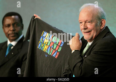 Bill Clinton's Former National Security Advisor and UN Children's Fund UNICEF Executive Tony Lake shows one of his t-shirts while addressing delegates at the Climate Justice international conference in Dublin Castle. Stock Photo