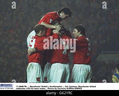 ERIC CANTONA , MANCHESTER UNITED CELEBRATES SCORING. MANCHESTER UNITED V MANCHESTER  CITY Stock Photo - Alamy