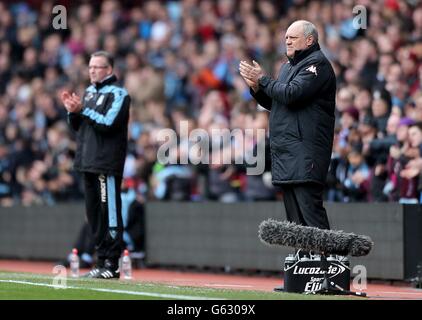 Soccer - Barclays Premier League - Aston Villa v Fulham - Villa Park. Fulham manager Martin Jol (right) and Aston Villa manager Paul Lambert on the touchline prior to kick-off Stock Photo