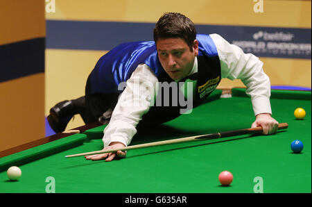 Snooker - Betfair World Championships - Day Four - The Crucible. Wales's Matthew Stevens at the table against Hong Kong's Marco Fu during the Betfair World Championships at the Crucible, Sheffield. Stock Photo