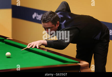 Snooker - Betfair World Championships - Day Four - The Crucible. Scotland's Alan McManus at the table against China's Ding Junhui during the Betfair World Championships at the Crucible, Sheffield. Stock Photo