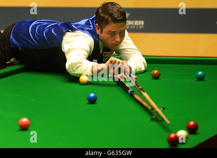 Snooker - Betfair World Championships - Day Four - The Crucible. Wales' Matthew Stevens at the table against Hong Kong's Marco Fu during the Betfair World Championships at the Crucible, Sheffield. Stock Photo