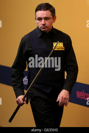 Snooker - Betfair World Championships - Day Four - The Crucible. Scotland's Alan McManus at the table against China's Ding Junhui during the Betfair World Championships at the Crucible, Sheffield. Stock Photo
