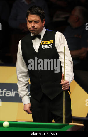 Snooker - Betfair World Championships - Day Four - The Crucible. Wales' Matthew Stevens at the table against Hong Kong's Marco Fu during the Betfair World Championships at the Crucible, Sheffield. Stock Photo