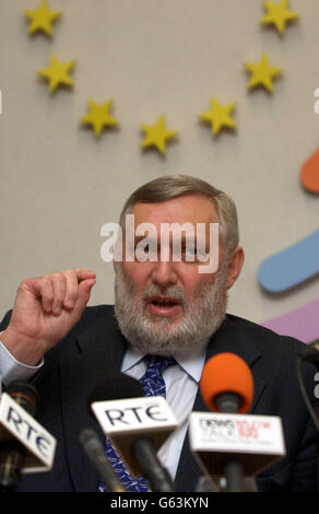 European Commissioner for Agriculture and Fisheries, Franz Fischler, speaks at the Department of Communications, Marine and Natural Resources, Dublin, where he discussed E.U. plans to permit unrestricted entry into the 'Irish Box' fisheries area. * ... a fifty mile border around the Irish coast. Fishermen in Cork and Kerry were staging protest blockades against the proposals. Stock Photo