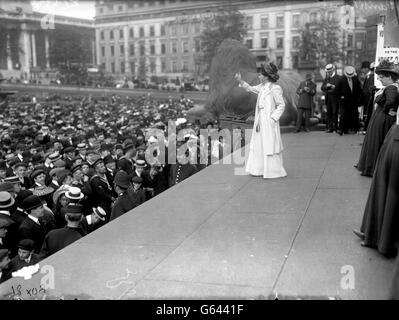 Suffragette Miss Pankhurst addressing the crowd in Trafalgar Square, London, during a rally. Stock Photo