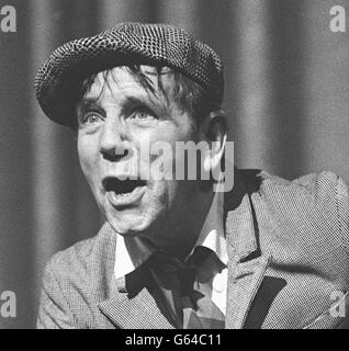 Comedian and actor Norman Wisdom. * 27/5/1992: veteran entertainer Norman Wisdom who celebrates his 75th birthday on Saturday 4.2.95 6/6/2000: Sir Norman Wisdom who will be at London's Buckingham Palace later Tuesday June 6, 2000, to receive his Knighthood. Sir Norman, 85, famous for playing the downtrodden little man in a cloth cap and ill-fitting suit, is thought to be a favourite of the Queen and the 99-year-old Queen Mother Stock Photo