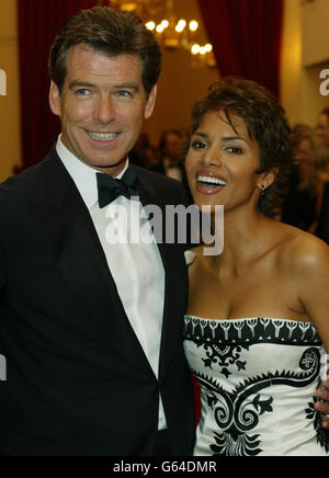 James Bond stars Pierce Brosnan and Halle Berry at the World Premiere of their new film Die Another Day attended by Queen Elizabeth II, at the Royal Albert Hall. Stock Photo