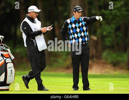 Golf - 2013 BMW PGA Championship - Day One - Wentworth Golf Club. England's Justin Rose (right) and his caddy Mark Fulcher during Day One of the 2013 BMW PGA Championship, at Wentworth Golf Club. Stock Photo