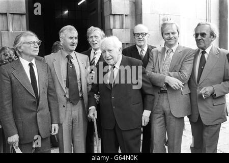 The cast of Dad's Army at St Martin-in-the-Fields, following a memorial service for Arthur Lowe, who played Captain Mainwaring. (l-r) Clive Dunn, Bill Pertwee, writer Jimmy Perry, Arnold Ridley, Frank Williams, Ian Lavender and John Le Mesurier. Stock Photo