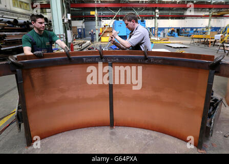 Coppersmith Sean Russell (left) from Diageo owned Abercrombie Coppersmiths in Alloa works on a new copper still. Stock Photo