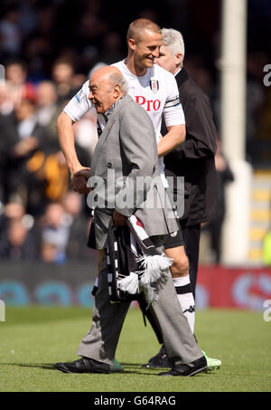 Soccer - Barclays Premier League - Fulham v Reading - Craven Cottage Stock Photo