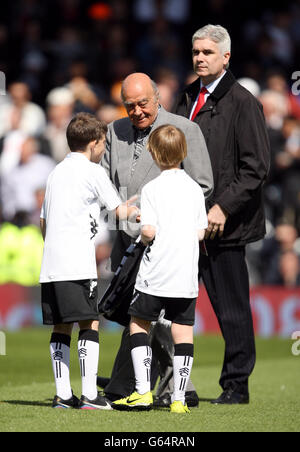 Soccer - Barclays Premier League - Fulham v Reading - Craven Cottage. Fulham's owner Mohamed Al-Fayed meets the mascots Stock Photo