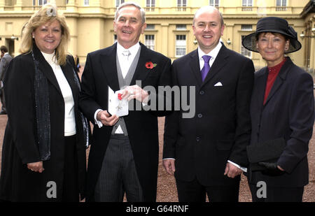 Peter Harvey, former reporter with the Sheffield Star, with daughter Jane Harod (left), son Simon Heath-Harvey (centre right) and wife May Harvey, standing outside Buckingham Palace after receiving a MBE from Her Majesty, Queen Elizabeth II. Stock Photo