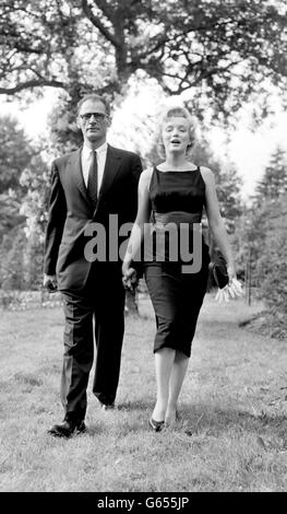 Film star Marilyn Monroe and her playwright husband Arthur Miller apend their first Sunday in England walking in the peace of the garden at Englefield Green, Surrey. Marilyn is to film in Britain with Sir Laurence Olivier. Stock Photo
