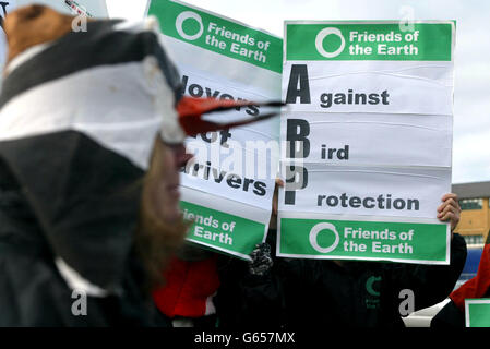 Members of 'Friends of the Earth' gather outside the Dibden Bay Terminal inquiry in Southampton, as the year long investigation draws to a close. Associated British Ports (ABP) are facing severe local resistance over plans to build a container terminal on the edge of the New Forest. Stock Photo