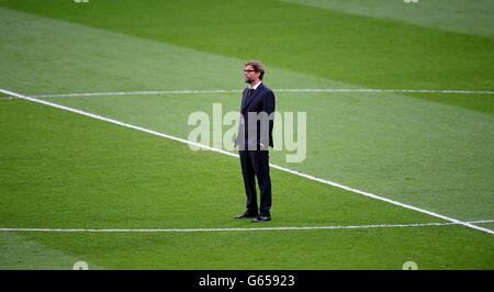 Soccer - UEFA Champions League - Final - Borussia Dortmund v Bayern Munich - Wembley Stadium. Borussia Dortmund manager Jurgen Klopp on the pitch at Wembley Stadium prior to kick-off Stock Photo