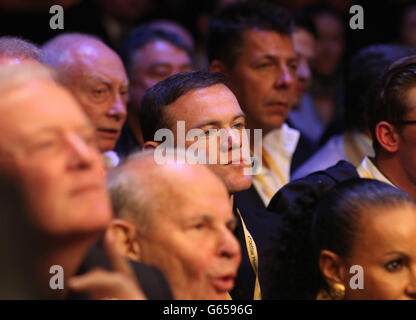 Wayne Rooney watches Tony Bellew in action with Isaac Chilemba during their WBC Silver Light Heavyweight Championship and World Final Eliminator at the O2 Arena, London. Stock Photo