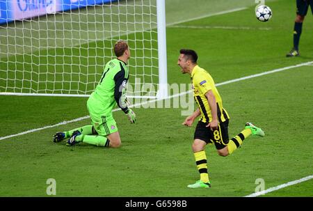 Borussia Dortmund's Ilkay Gundogan celebrates scoring his side's first goal of the game from the penalty spot Stock Photo