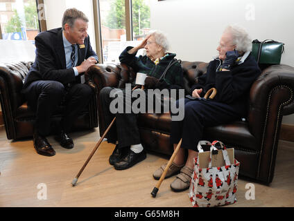 The Tipper Sisters Joyce and Kathy, Surrey's oldest members with Surrey Chairman Richard Thompson during a reception for the opening of the new Member's Pavilion at the Kia Oval Stock Photo