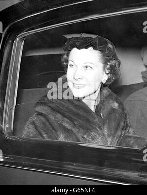 Actress Vivien Leigh returned to London airport, from Paris, where she has been having dress fittings in readiness for her part in the film 'The Deep Blue Sea'. Stock Photo