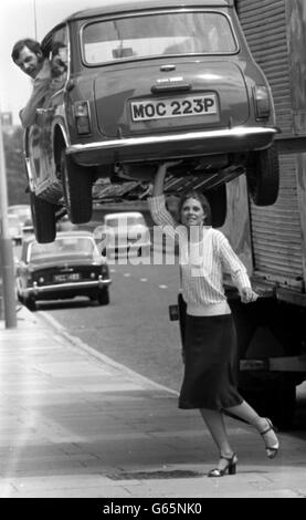 LINDSAY WAGNER in THE SIX MILLION DOLLAR MAN (1974), directed by RICHARD  DONNER, RICHARD IRVING, JERRY LONDON and ERNEST PINTOFF. Credit: Universal  Pictures Television / Album Stock Photo - Alamy