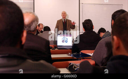 Former Labour MP Tony Benn delivers a speech at the Muslim Association of Britain lobby training day at the School of Oriental and African Studies in central London. The Association is meeting to advise its members on lobbying MPs against war on Iraq. Stock Photo