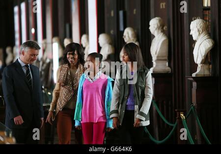 US First Lady Michelle Obama with her daughters Sasha (left) and Malia Ann with Provost of Trinity Dr. Patrick Prendergast during their visit to the Long Hall Library in Trinity, Dublin where they also viewed the World Famous Book of Kells. Stock Photo