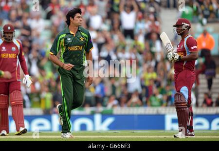 Pakistan's Mohammad Irfan (centre) celebrates taking the wicket of West Indies' Johnson Charles (right) during the ICC Champions Trophy match at The Oval, London. Stock Photo