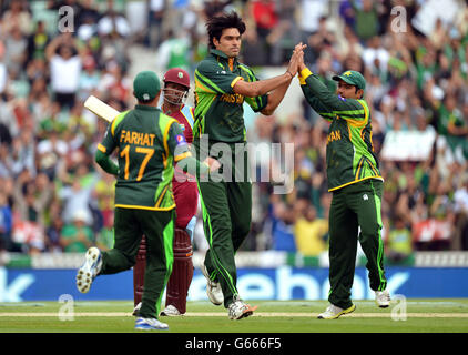 Pakistan's Mohammad Irfan (centre) celebrates taking the wicket of West Indies' Johnson Charles (second left) during the ICC Champions Trophy match at The Oval, London. Stock Photo