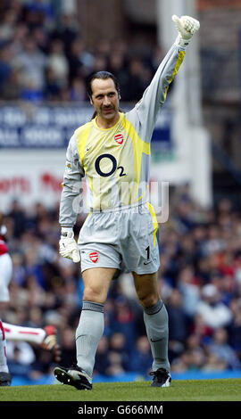 Arsenal keeper David Seaman waves to fans at Goodison Park, in a troubled week for Seaman after his mistake for England against Macedonia, during the FA Barclaycard Premiership game against Everton at Goodison Park, Liverpool. Stock Photo