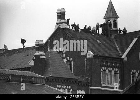 Prisoners at Strangeways in Manchester take up their rooftop positions. Stock Photo