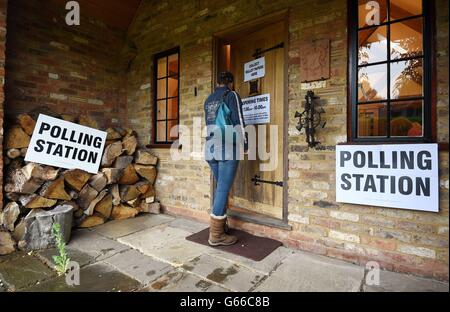 A voter arrives at a polling station being used in the EU referendum in a guest house annex in Dogmersfield, Hampshire. Stock Photo