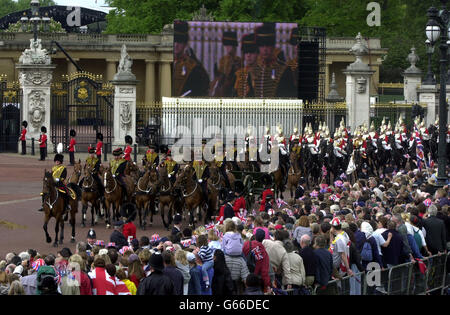 Gunners from the Royal Horse Artillery pass Buckingham Palace, London, during the celebrations for the Golden Jubilee of HM the Queen. In the background are Lifeguards from the Household Cavalry Mounted Regiment. Stock Photo