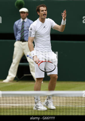 Tennis - 2013 Wimbledon Championships - Day Nine - The All England Lawn Tennis and Croquet Club. Great Britain's Andy Murray shows his frustration against Spain's Fernando Verdasco Stock Photo