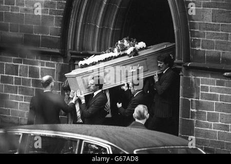 Former Liverpool players carry Bill Shankly's coffin from St Mary's ...