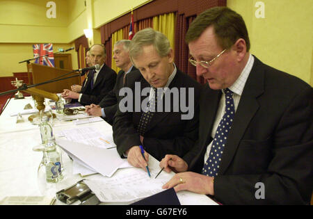 Ulster Unionist party leader David Trimble (right) checking over the details of his speech with UUP chairman James Cooper at the party's annual general meeting in Belfast. Mr Trimble told about 860 party delegates that Republicans must act. *... to restore confidence in the power-sharing executive at Stormont. He said that the people of Northern Ireland wanted stability and peace. Stock Photo
