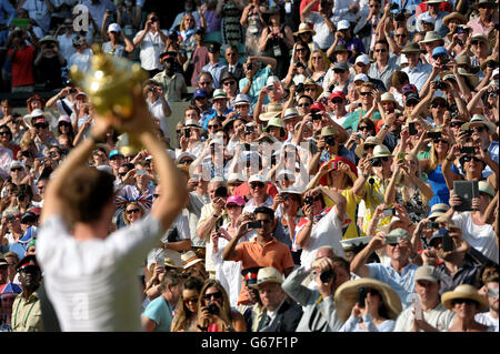 Tennis - 2013 Wimbledon Championships - Day Thirteen - The All England Lawn Tennis and Croquet Club. Great Britain's Andy Murray shows the trophy to the crowd after beating Serbia's Novak Djokovic Stock Photo