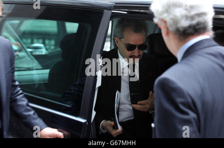 Saudi Prince Al-Waleed Bin Talal Bin Abdul-Aziz Al-Saud arrives at court where he is due to give evidence at a multimillion High Court fight over the sale of an airliner to former Libyan leader Colonel Muammar Gaddafi. Stock Photo