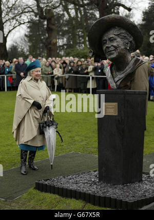 Queen Mother Statue Unveiled Stock Photo