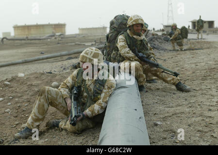 Members of 40 Commando, Royal Marines after taking the Alfaw Oil fields on the Alfaw Peninsula. Stock Photo