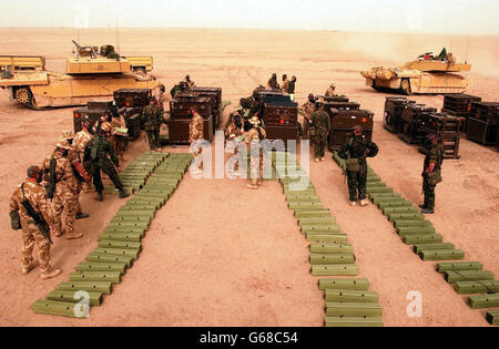 British Forces in Kuwait. Soldiers from the Royal Scots Dragoon Guards load up their tanks with ammunition. Stock Photo