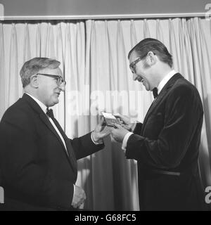 TV travel journalist Alan Whicker being awarded a Silver Medal of the Royal Television Society, which he received when the society's annual awards were presented during the annual Ball of the Society at the Dorchester Hotel, Park Lane, London. Whicker was handed the award for outstanding artistic merit in front of the camera during the BBC documentary series 'Whicker's World'. Stock Photo