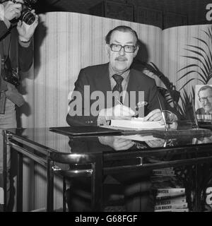 Entertainment - TV travel journalist Alan Whicker - New book 'Within Whicker's World' - Selfridges, London Stock Photo