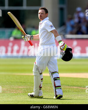 Cricket - First Investec Ashes Test - England v Australia - Day Four - Trent Bridge. England batsman Ian Bell celebrates his 100 not out, during day four of the First Investec Ashes Test match at Trent Bridge, Nottingham. Stock Photo