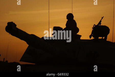 A Royal Scots Dragoon Guard takes a break in the turret of a Challenger tank after a long night of fighting in Southern Iraq, Stock Photo
