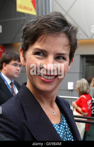 Shadow Environment Secretary Mary Creagh hands out apples as part of the Back The Apple campaign, at the Echo Arena on Day 3 of the Labour Party conference, Liverpool. Stock Photo