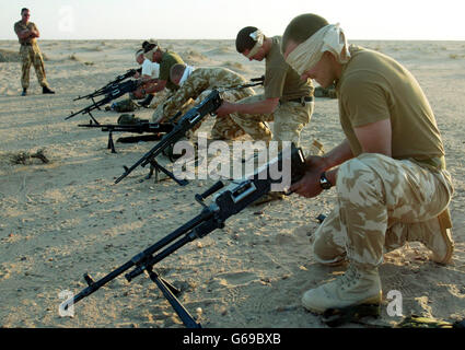 British troops from 29 Commando Regiment Royal Artillery train in stripping and assembling a General Purpose Machine Gun blindfold in the Kuwait desert near the Iraq border. Stock Photo