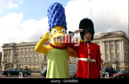 Marge Simpson poses with a 'guardsman' during a photocall outside Buckingham Palace, London, to celebrate the 300th episode of The Simpsons. Stock Photo